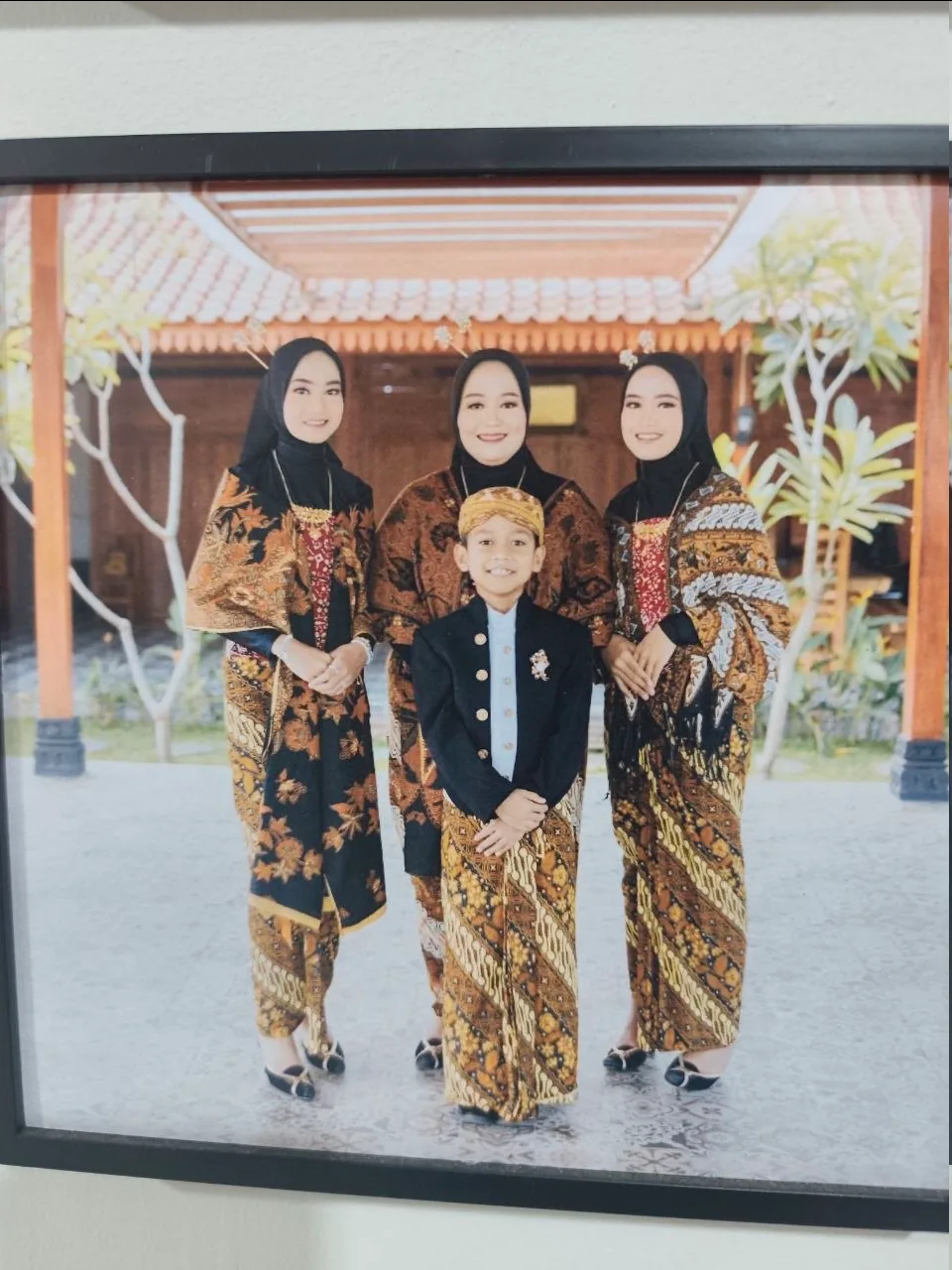 Contoh foto keluarga dengan busana adat Jawa