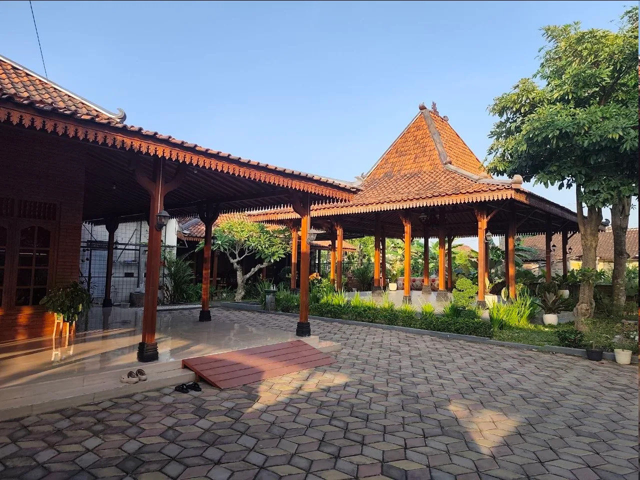 Halaman Luas Rumah Joglo Alfarobi