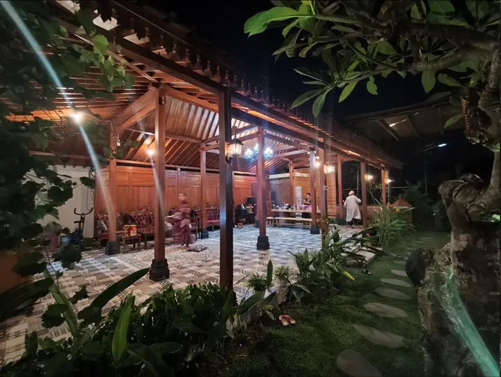 Interior kayu yang luas untuk foto adat, keluarga, dan kegiatan kecil.