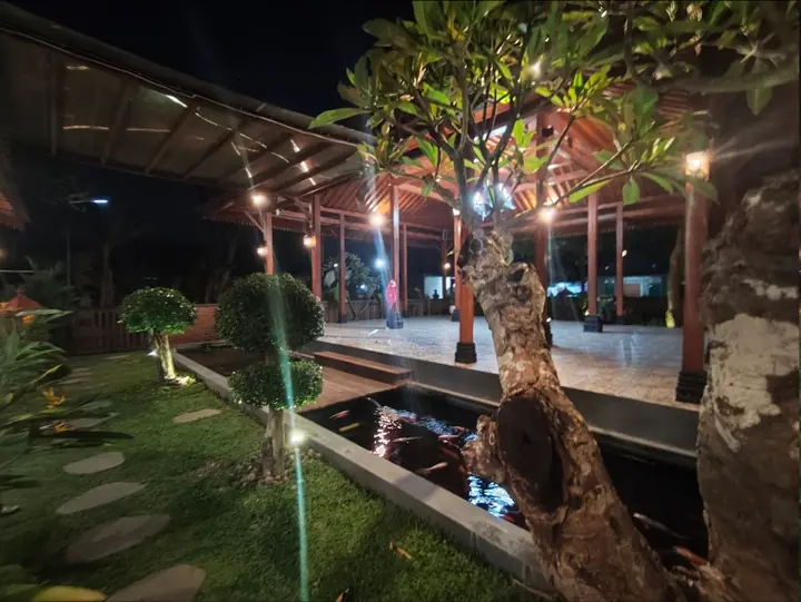 Kolam ikan dan pendopo untuk komposisi foto yang tenang dan elegan.